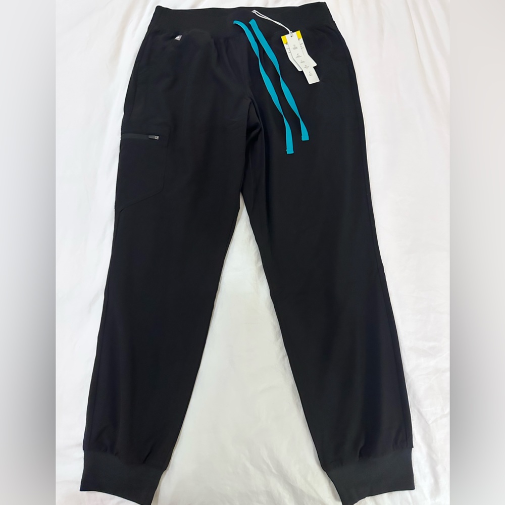 Brand NEW Figs! NEVER WORN!
women's (M)Black FREEX™ Lined Zamora-Jogger Scrub - Picture 2 of 4